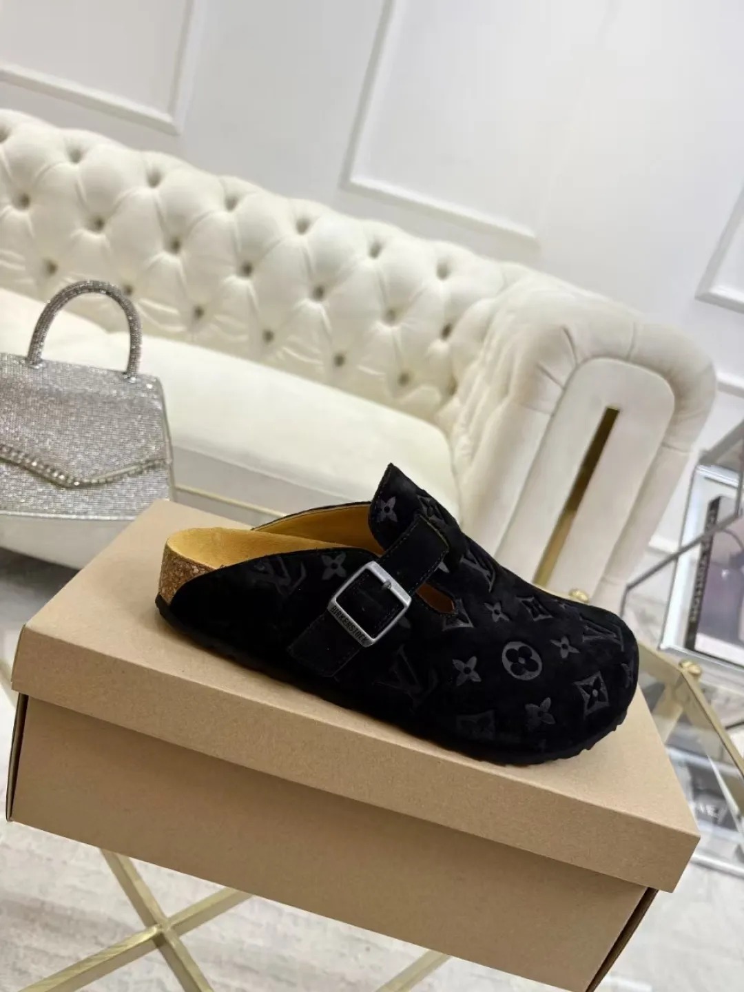 Women's p560 Men's p580 ✨ LV couple's toe-cap slippers | Full of high-end feel, you can walk with wind! ✨ This pair of LV classic toe-cap slippers is simply a "walking grass-planting machine"! Original three-dimensional embossed cowhide + cowhide fabric, the texture is high-end at first glance, and you will become a rich daughter/son in seconds ~💅 🌟 Why must you join TA? ✔️ Original embossed cowhide - clear texture but not cheap, classic presbyopia yyds ✔️ Belt buckle + metal logo - ecstatic control of details, exquisite to the heel! ✔️ Sheepskin lining + cushioned footbed - it feels like stepping on clouds ☁️, and you won’t feel tired when you go shopping~ ✔️ Non-slip rubber sole - walking is as stable as a mountain, and you are not afraid of slipping on rainy days!  👫 The best outfit for couples: Whether it’s shorts, T-shirts👕 or long skirts and suits👗, pairing these shoes with each other will immediately create a lazy and high-end atmosphere! Everyday outings/vacations, no matter what you shoot, it will look like a blockbuster📸🔥 The texture and foot feel that only the higher version can have, it is not a hit or a hit! Heartbeat is not as good as action. True love is true when both pairs are in pairs~💖 #LVcoupleslippers #高色综合 #好看不狠的 Feet #couples’ must-have